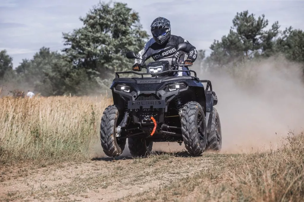 Quad Polaris na trasie off-road
