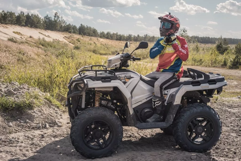 Quad Polaris w terenie