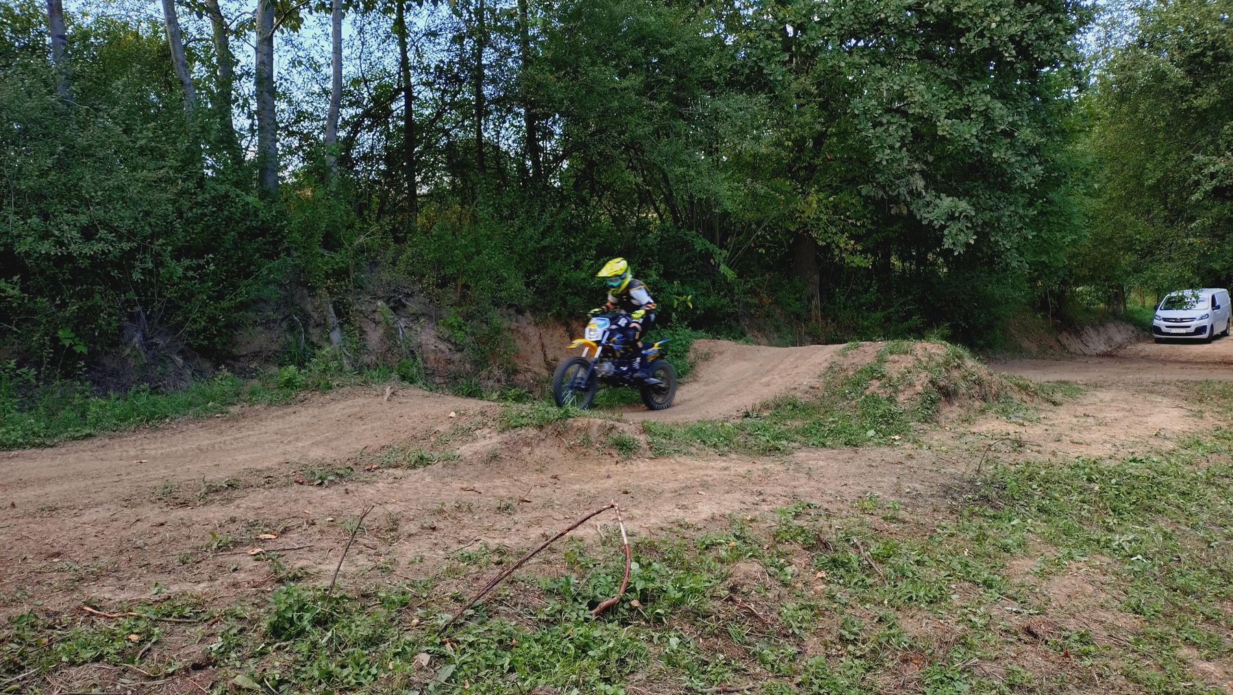 Młody kierowca na crossie na torze Max Moto