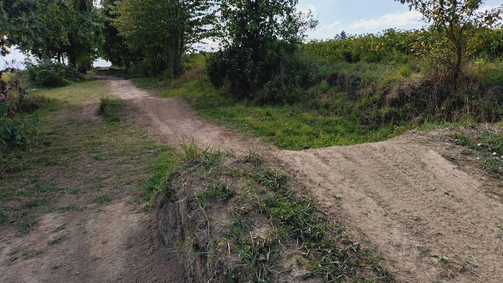 Hopki i podjazdy na torze terenowym Max Moto