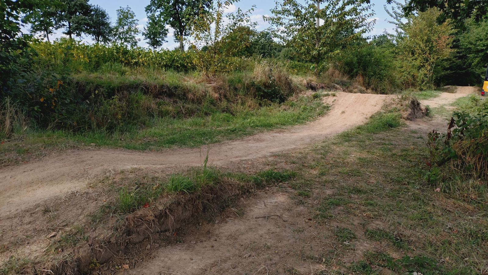Muldy i podjazdy na torze terenowym Max Moto