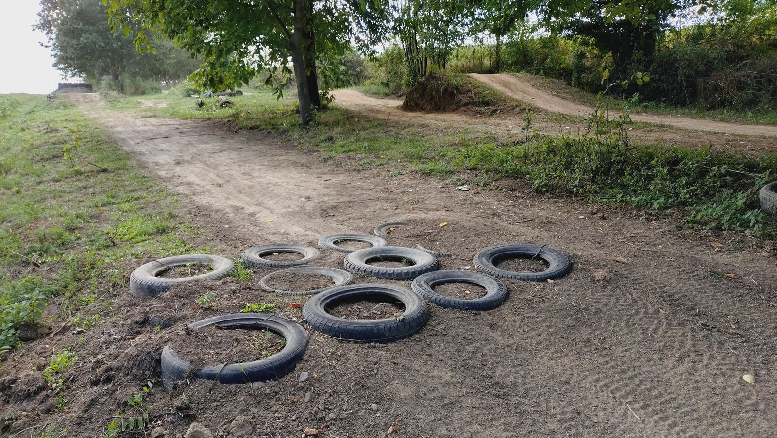 Slalom z opon na torze Max Moto
